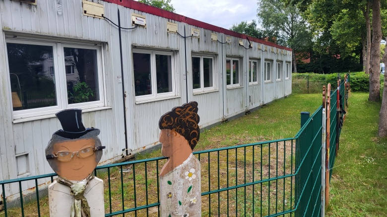 Container als Ersatz für eine gesperrte Etage an der Fröbelschule