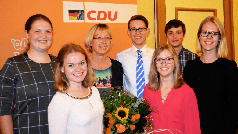 Mitglieder der Jungen Union mit der Kandidatin Petra Nicolaisen