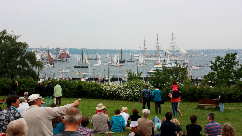 Kieler Woche mit Blick auf viele Traditionssegler und Dampfschiffe