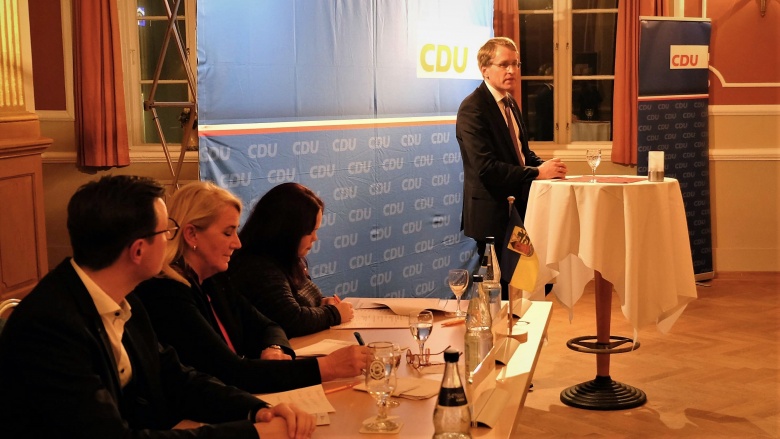 Das Tagungspräsidium mit Daniel Günther