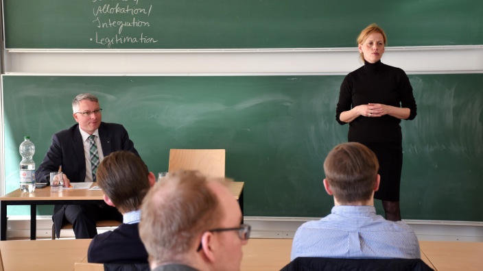 Karin Prien, designierte Bildungsministerin für Schleswig-Holstein, in der Diskussion mit Arne Rüstemeier