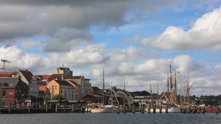 Blick auf die Traditionsschiffe im Historischen Hafen Flensburgs